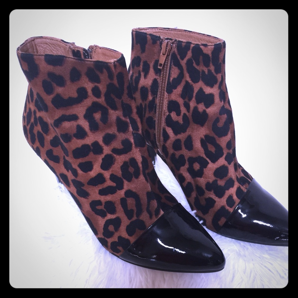 ❣️sold❣️Black Patent Leather Cheetah Boots